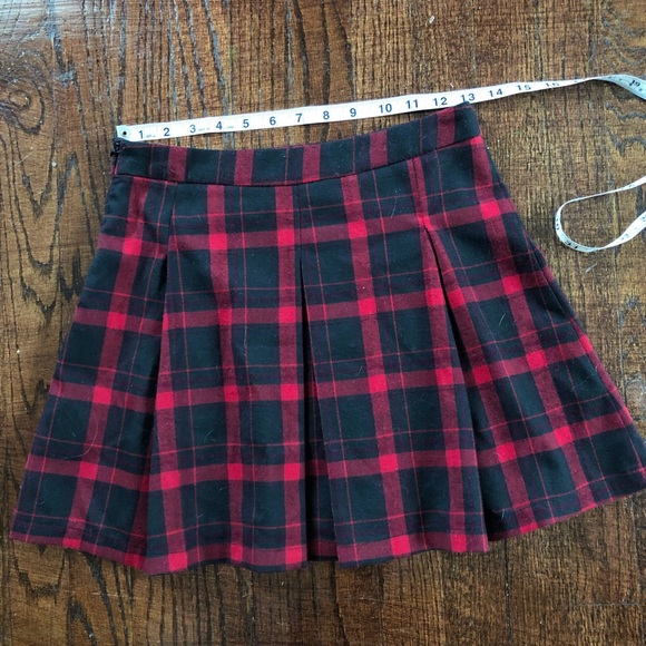 Black and red plaid pleated mini skirt - Picture 3 of 4